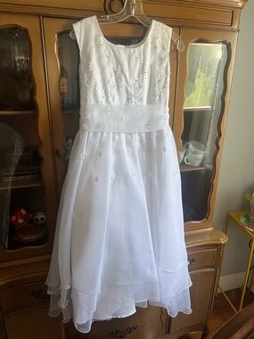Boutique White Embroidered Girls' Dress - Elegant Flower Detail First Communion
